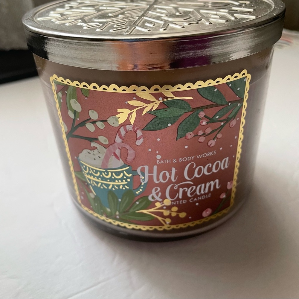 Bath & Body Works Hot Cocoa & Cream‎ 3-Wick Candle with Snowflake Lid